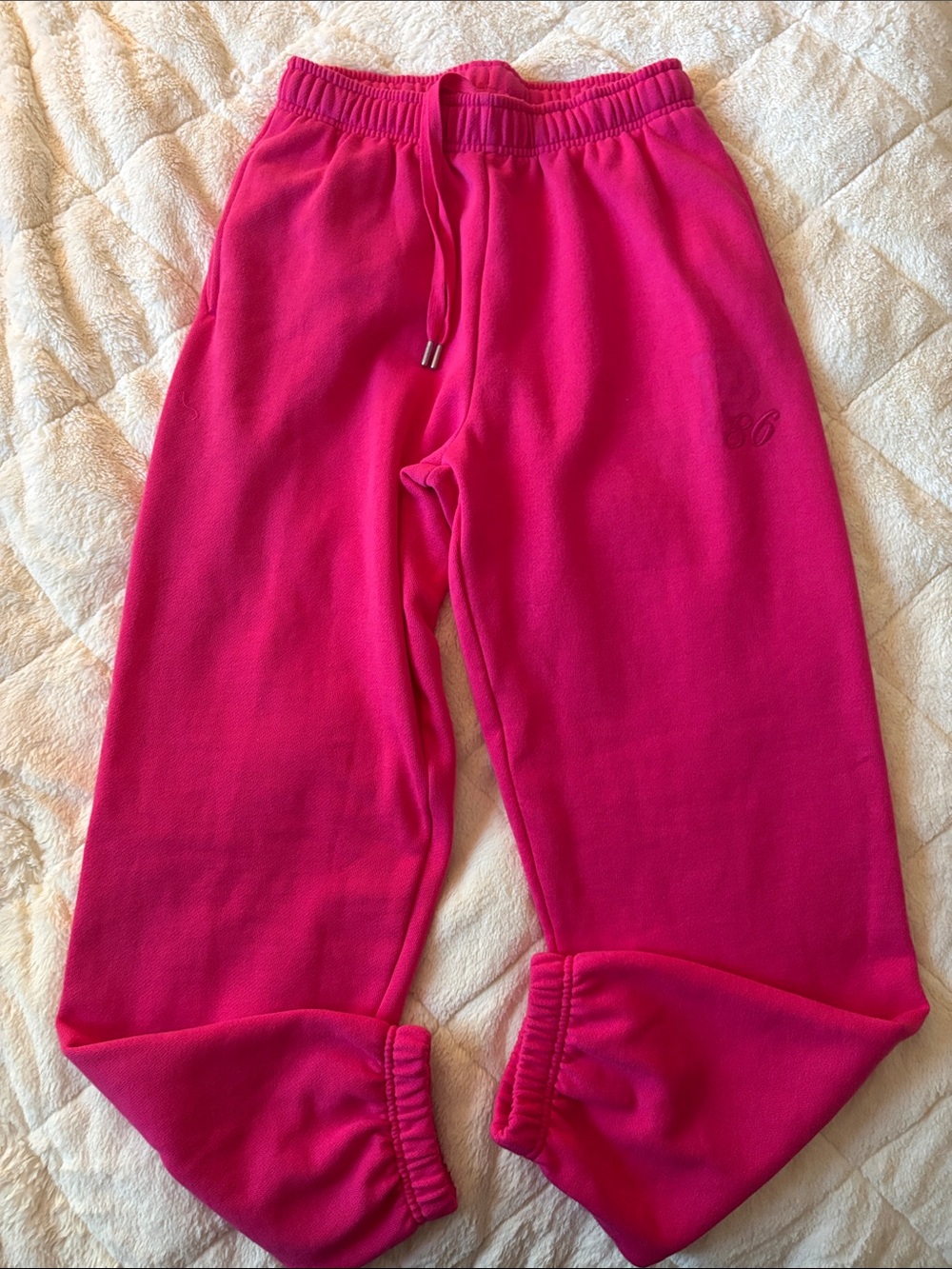 〰️ VS pink sweatpants
